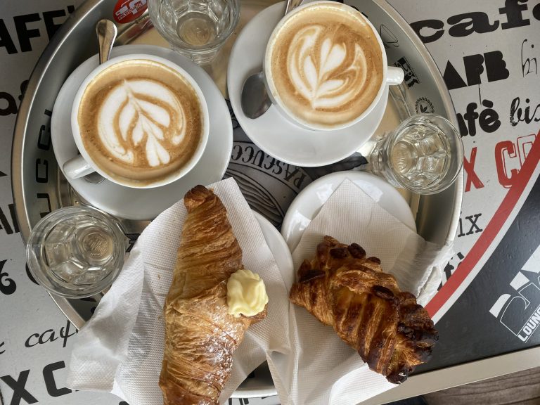 Dlaczego we Włoszech cappuccino rzadko ma wzorki? Latte art po włosku
